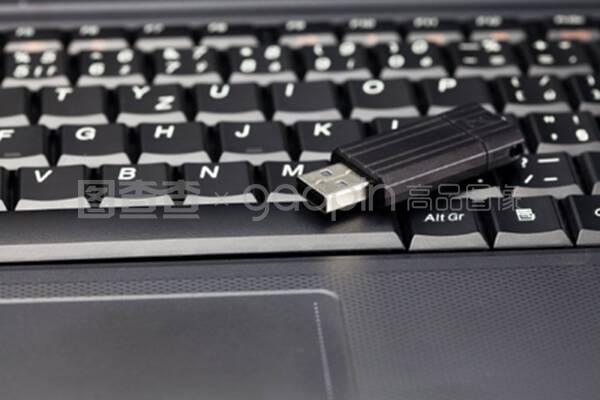 笔记本电脑键盘与闪存驱动器 现代办公不可或缺的配件